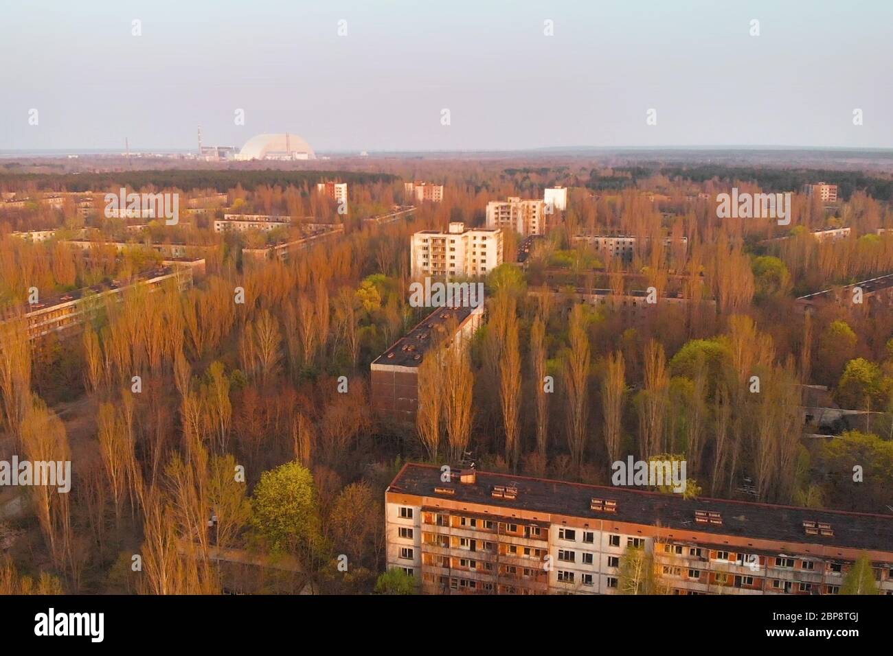 Drone survole la ville abandonnée de Pripyat, Ukraine. Ville de Pripyat  près de la centrale nucléaire de Tchernobyl au coucher du soleil.  Contamination radioactive Photo Stock - Alamy