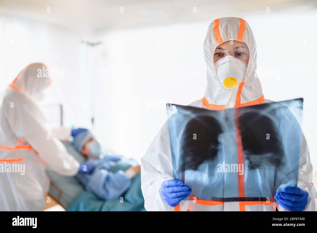 Équipe médicale s'occuper du patient infecté à l'hôpital, concept du coronavirus. Banque D'Images