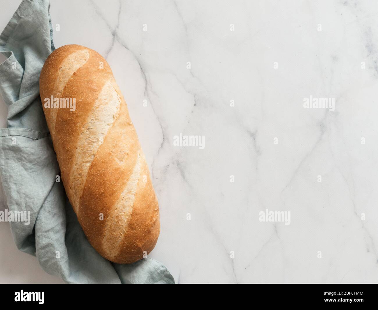 Pain de pain de blomer blanc britannique ou de pain de bâton européen sur fond de marbre blanc. Vue de dessus ou plan d'étapage. Copier l'espace pour le texte ou la conception. Banque D'Images