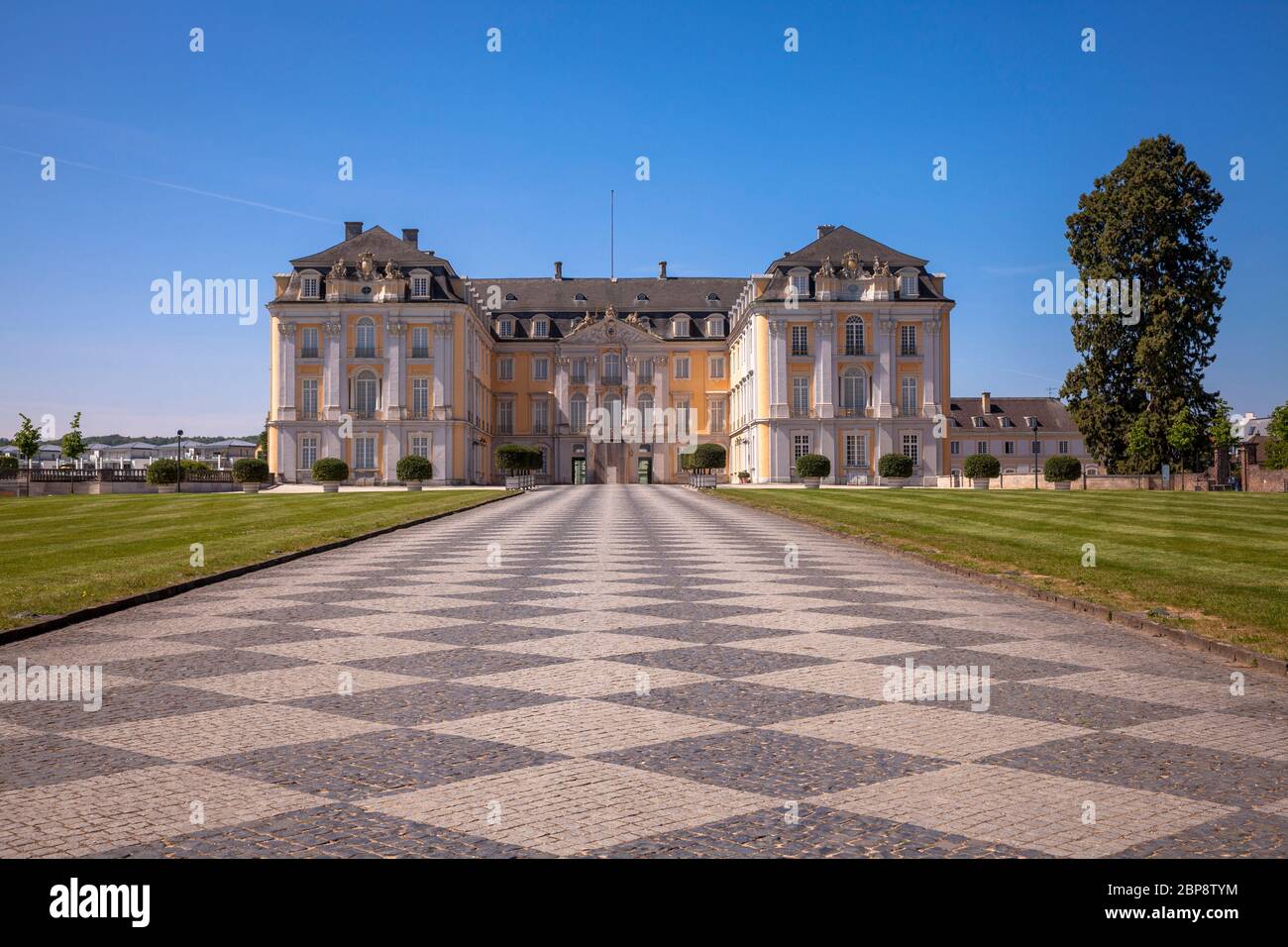 château d'Augustusburg à Bruehl près de Bonn, vue sur la Cour d'honneur, Rhénanie-du-Nord-Westphalie, Allemagne. Schloss Augustusburg à Bruehl BEI Bonn, Blick Banque D'Images