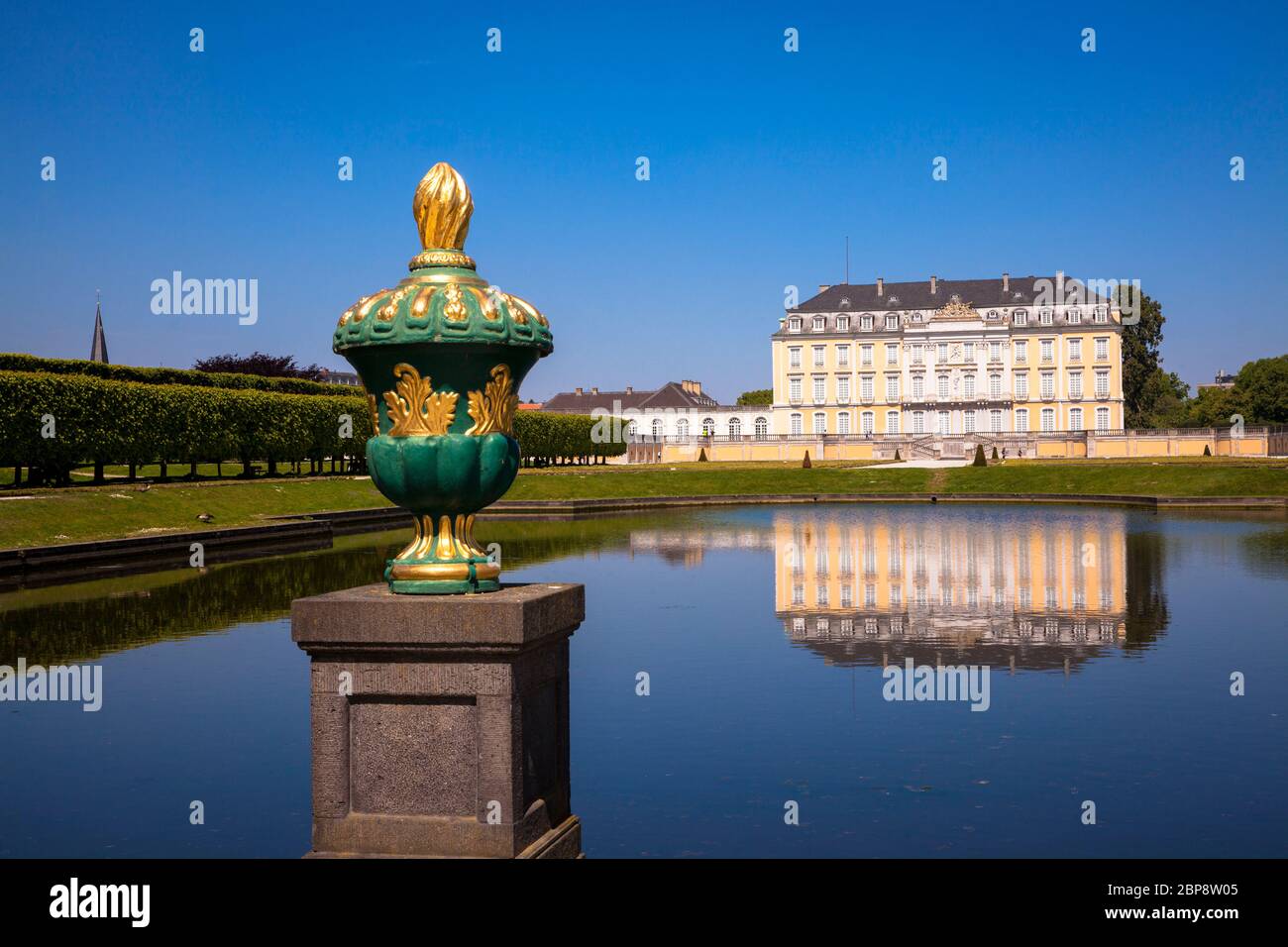 château d'Augustusburg à Bruehl près de Bonn, façade sud et jardin baroque du palais, Rhin-Nord-Westphalie, Allemagne. Schloss Augustusburg à Bruehl BEI Banque D'Images