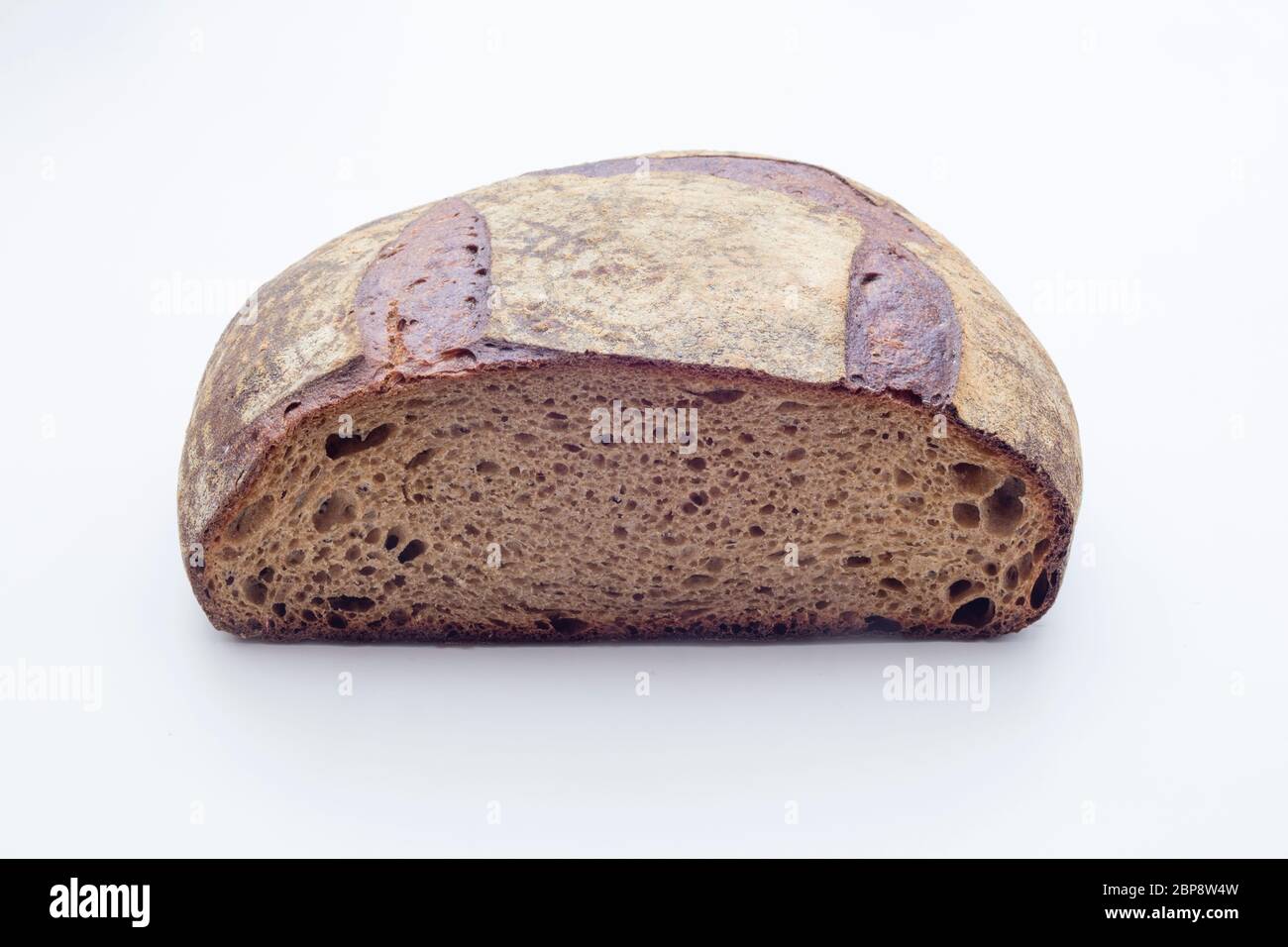 Détail de pain allemand isolé en fond blanc. Banque D'Images
