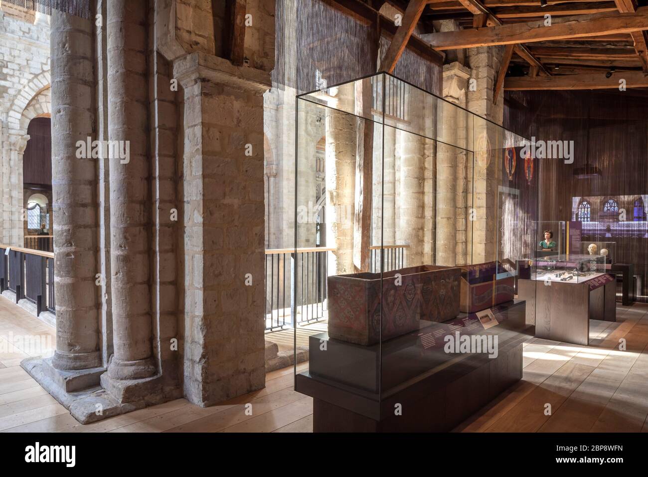 Expositions au premier étage. Cathédrale de Winchester - exposition Kings & Scribes, Winchester, Royaume-Uni. Architecte: Nick Cox Architects et met Banque D'Images