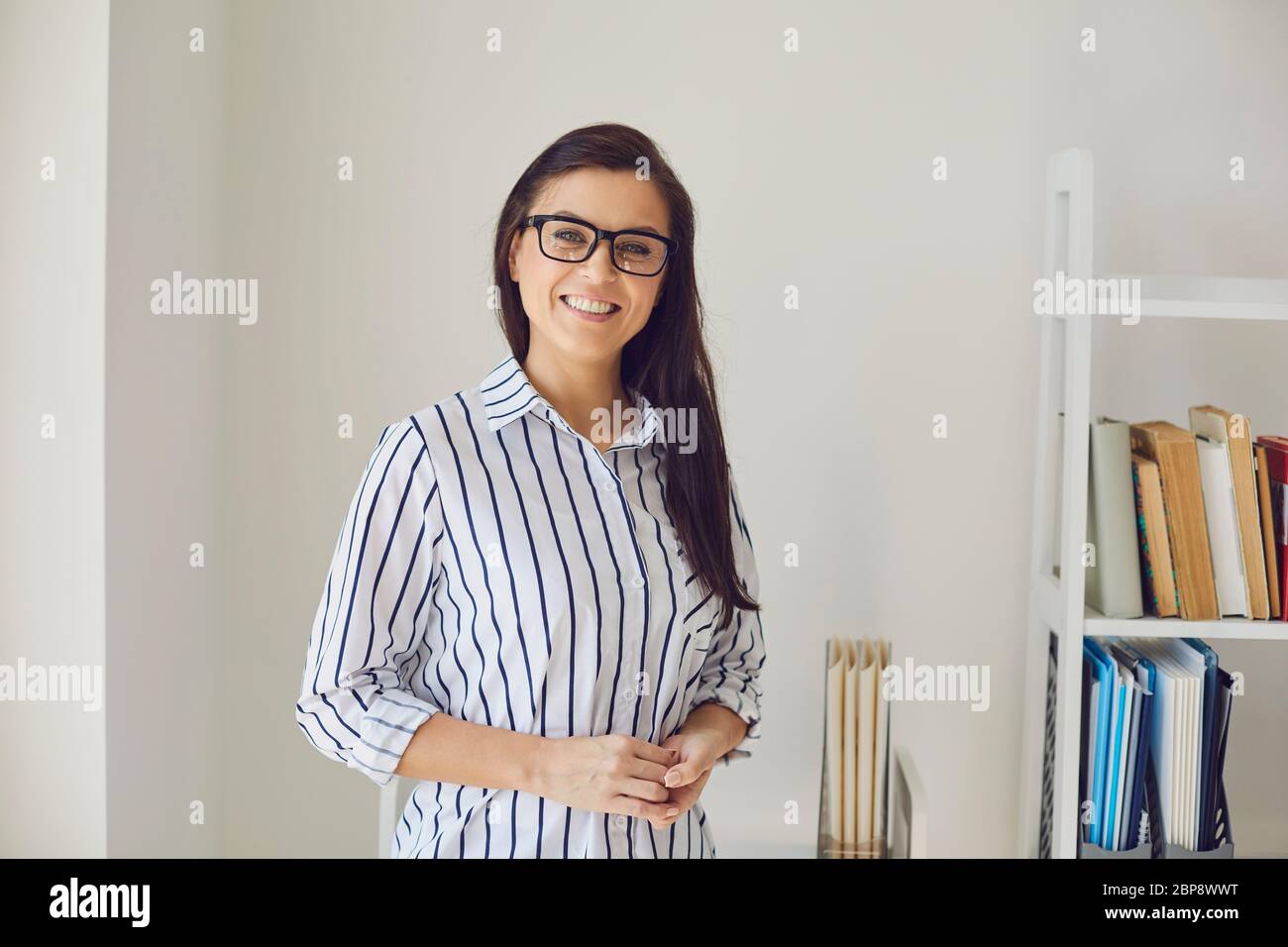 Enseignement des enseignants en ligne. Femme enseignante regardant la vidéo conférence dans la salle universitaire. Banque D'Images
