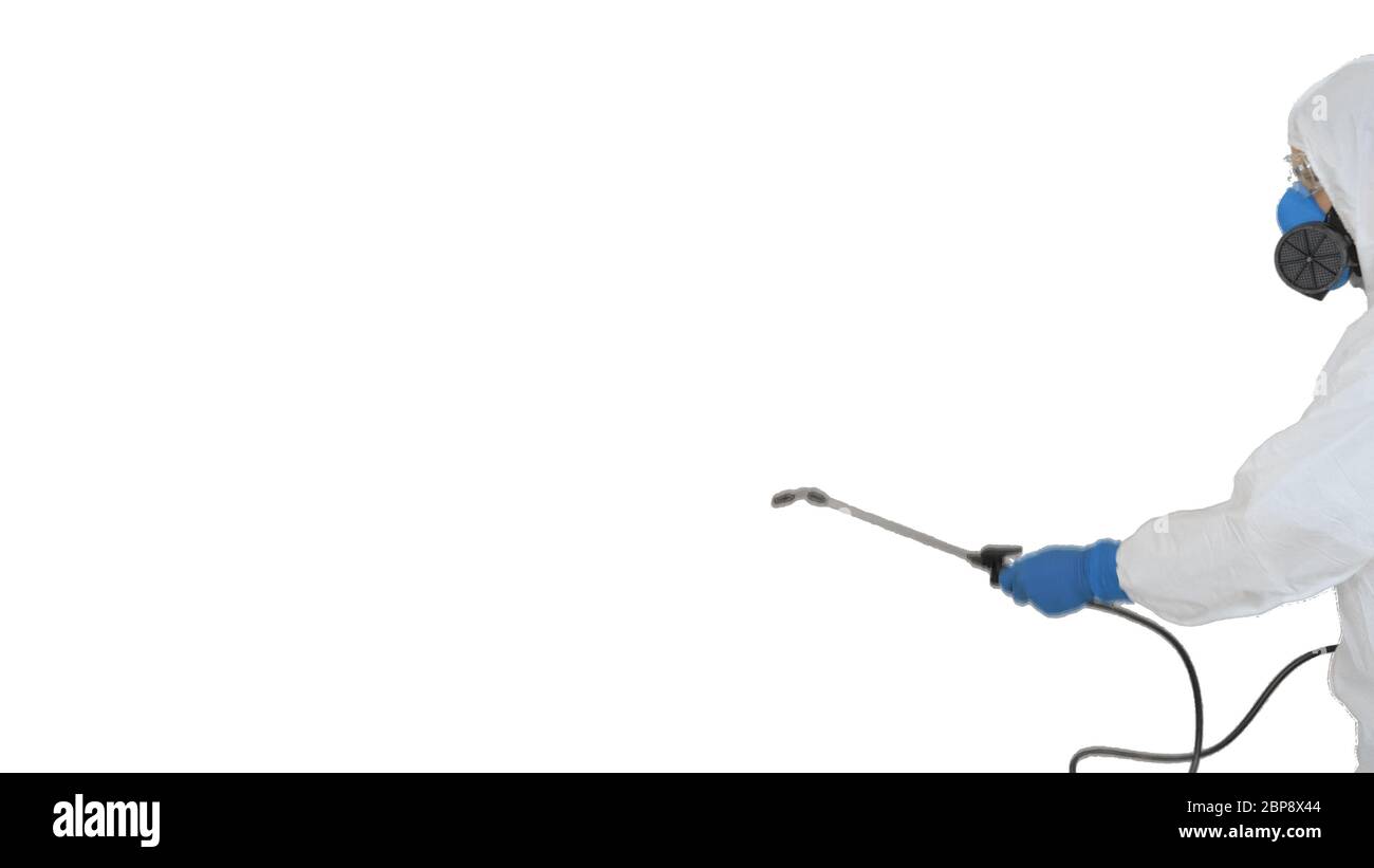 Désinfectant en combinaison protectrice faisant la désinfection sur fond blanc. Banque D'Images