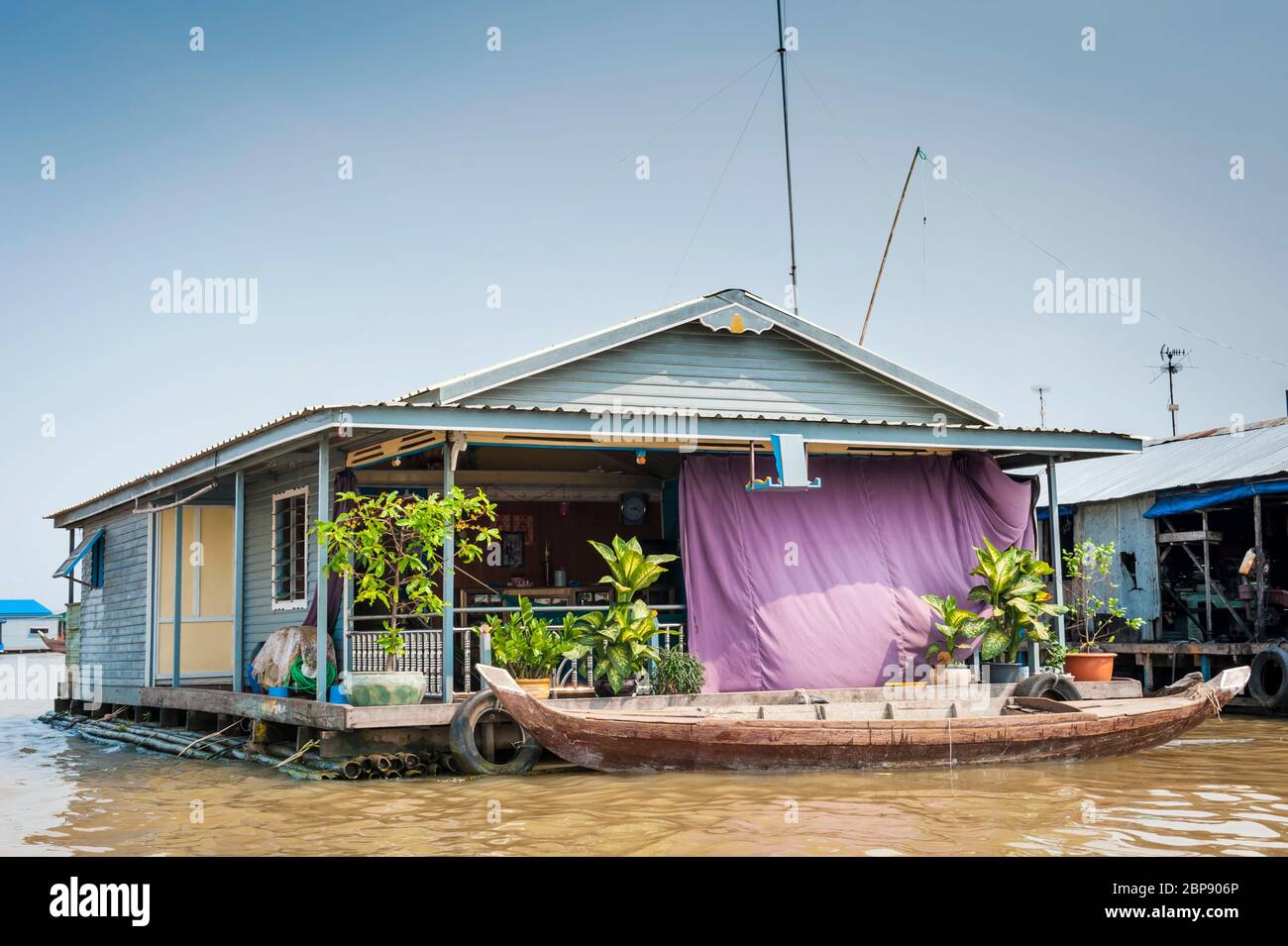 Maison flottante avec bateau et plantes dans le village flottant de Kompong Chnnang, Krong Kampong Chhnang, Cambodge, Asie du Sud-est Banque D'Images