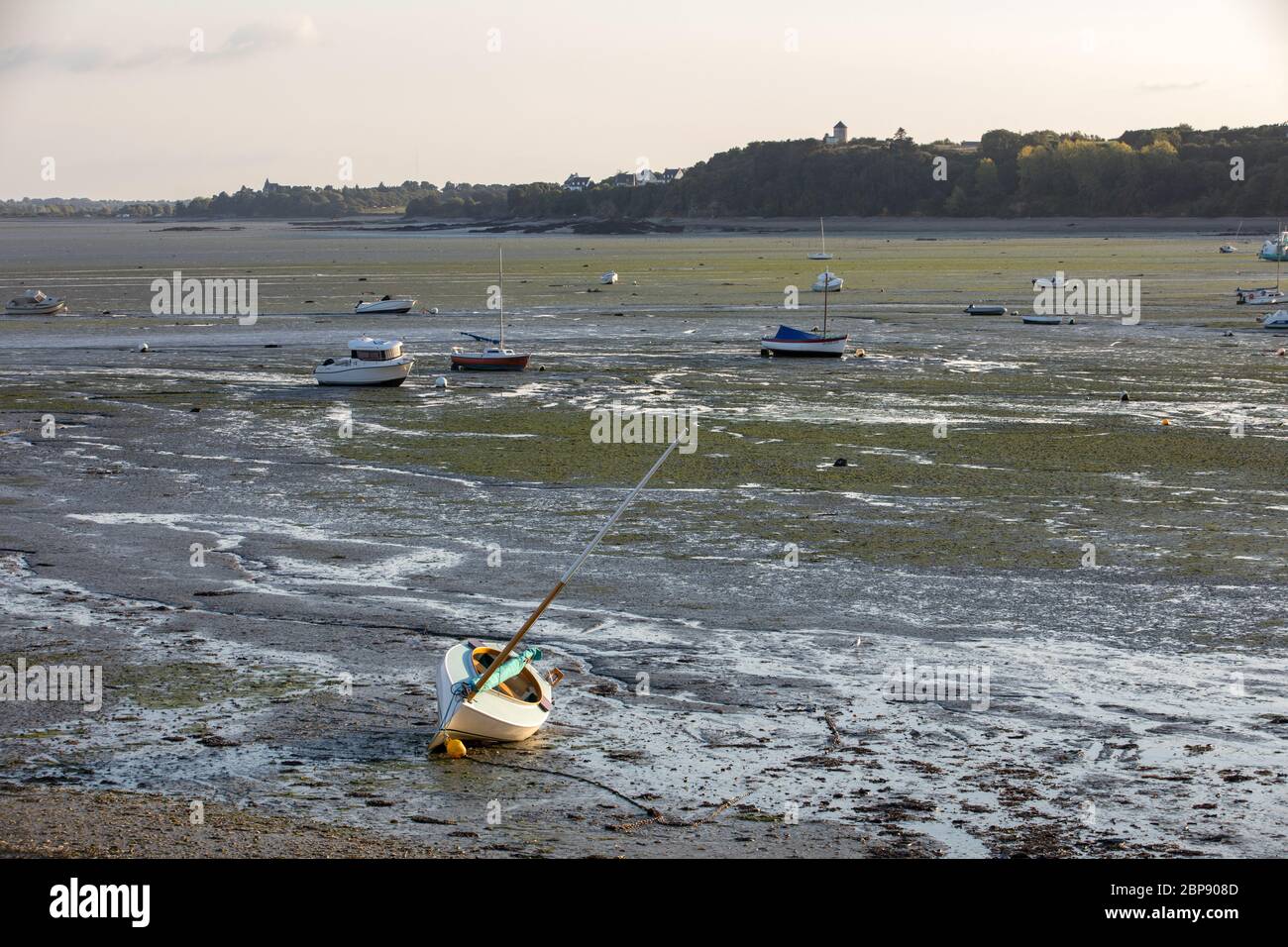 Bateaux sur la terre ferme à la plage à marée basse à Cancale célèbre ville de production des huîtres, Bretagne, France, Banque D'Images