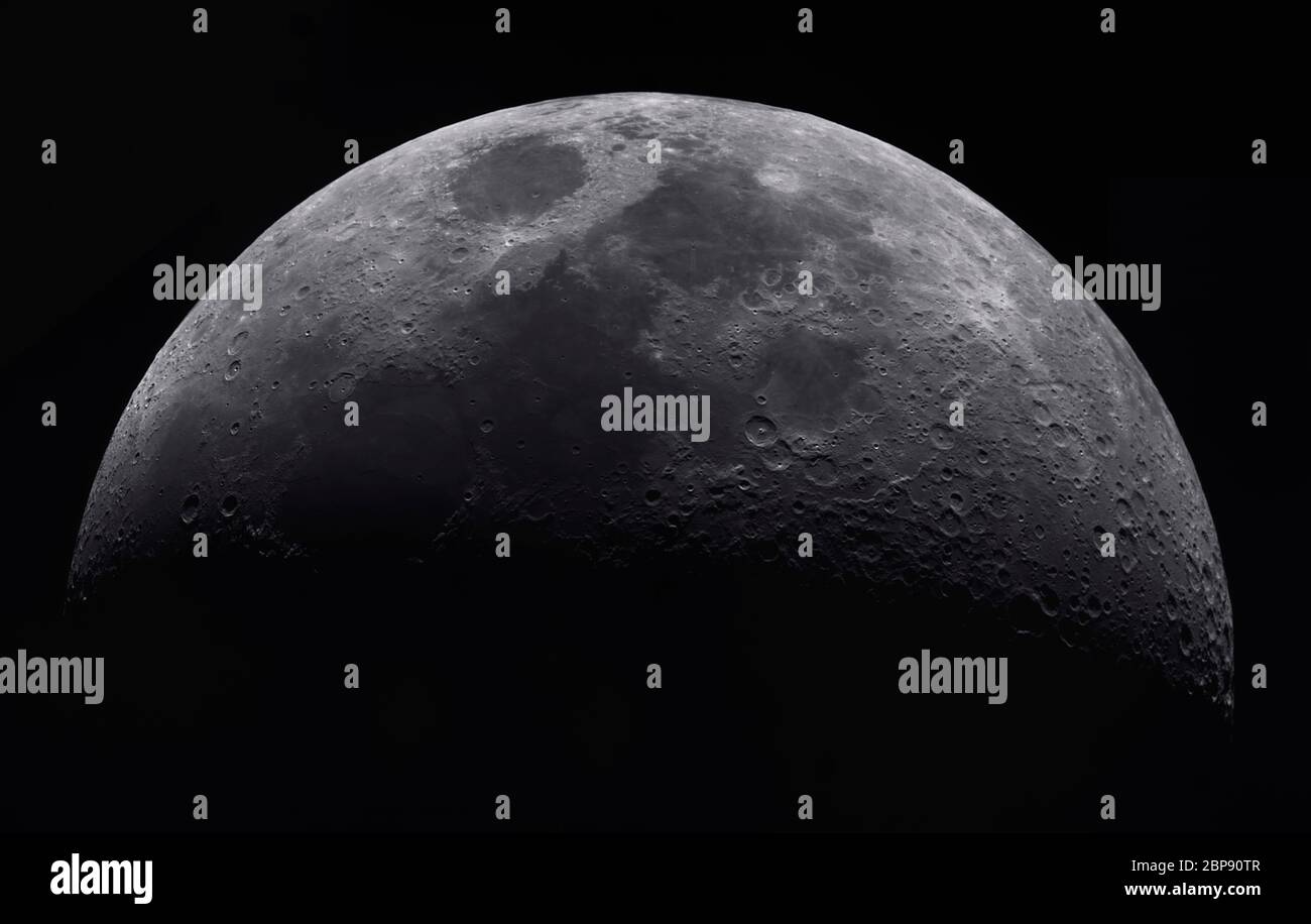 Grande mosaïque image du croissant de lune avec le bord oriental en haut et distinctif Mare Crisium la zone plus sombre en haut à gauche. Banque D'Images