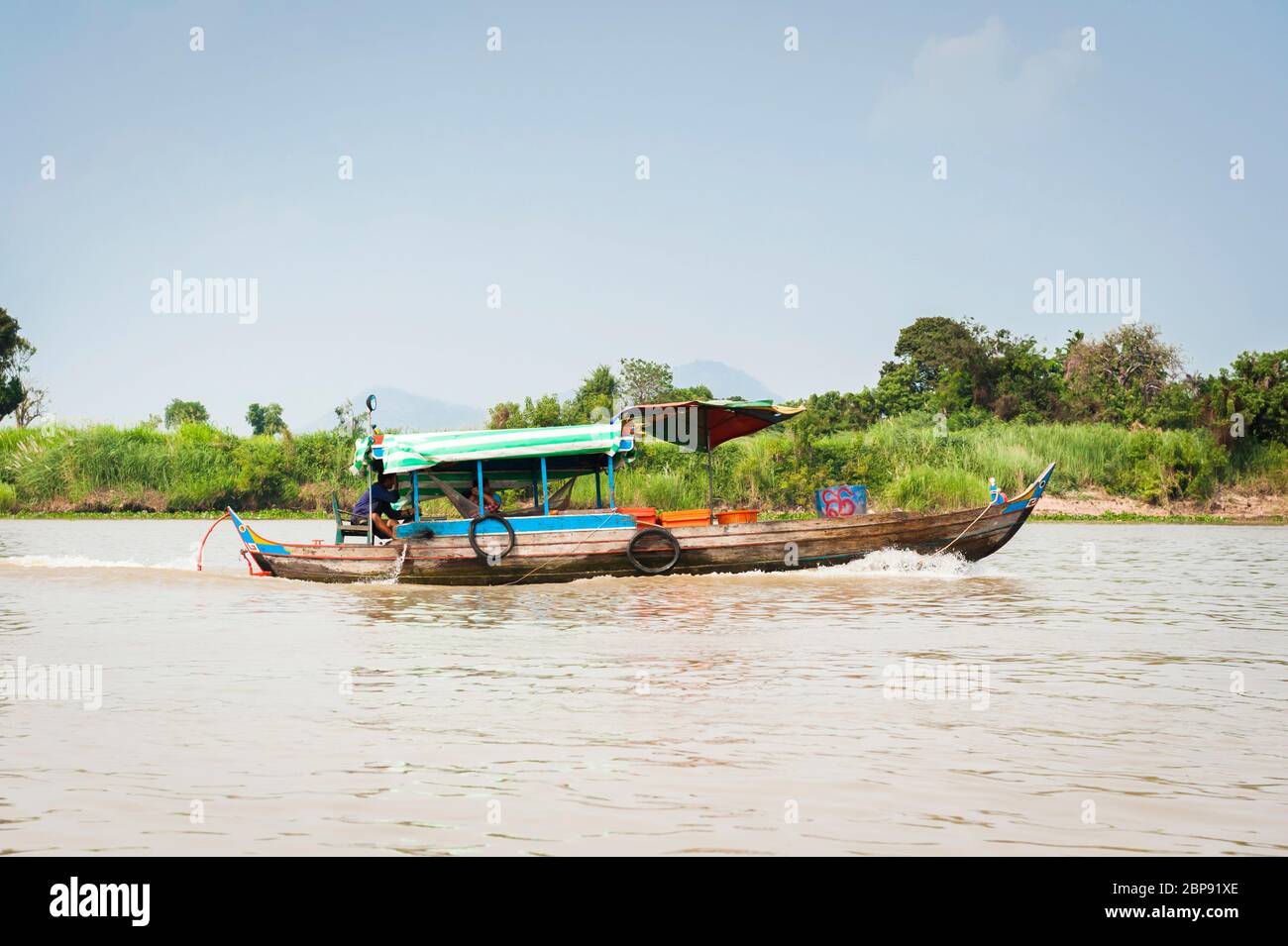 Un bateau cambodgien passe par le village flottant de Kompong Chnnang, Krong Kampong Chhnang, Cambodge, Asie du Sud-est Banque D'Images