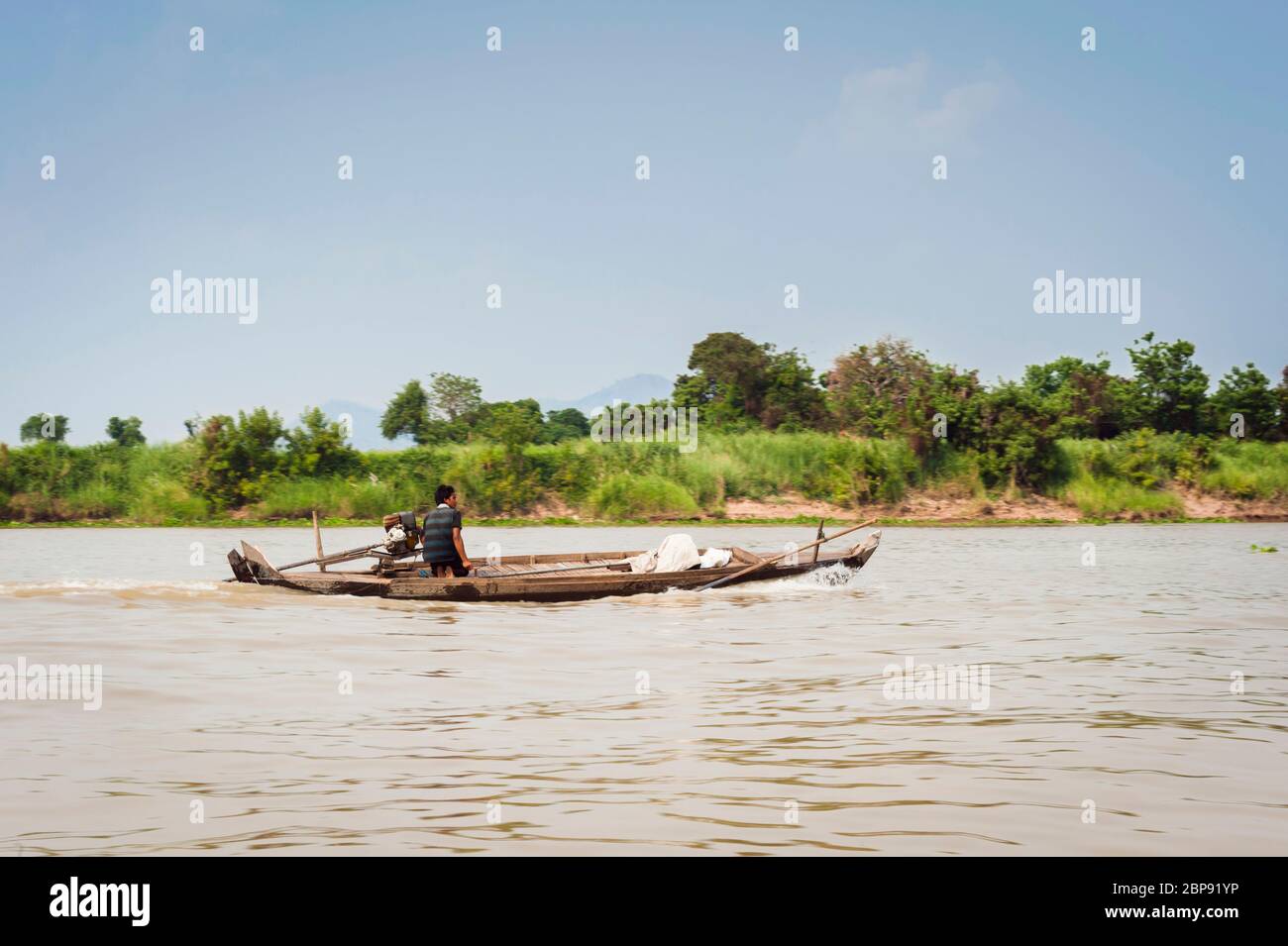 Un bateau cambodgien passe par le village flottant de Kompong Chnnang, Krong Kampong Chhnang, Cambodge, Asie du Sud-est Banque D'Images