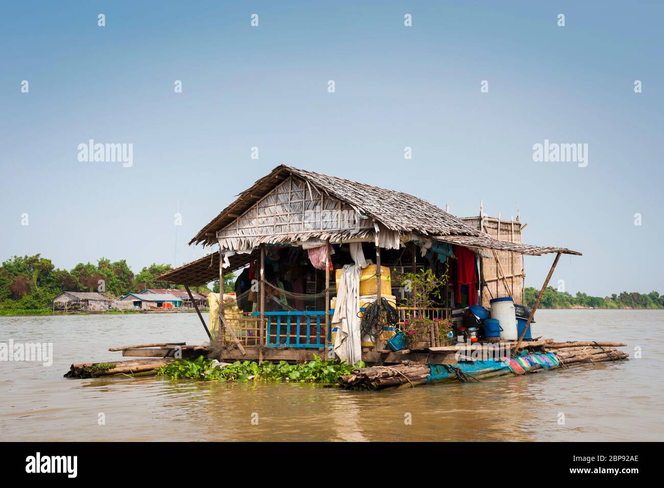 Maison flottante dans le village flottant de Kompong Chnnang, Krong Kampong Chhnang, Cambodge, Asie du Sud-est Banque D'Images