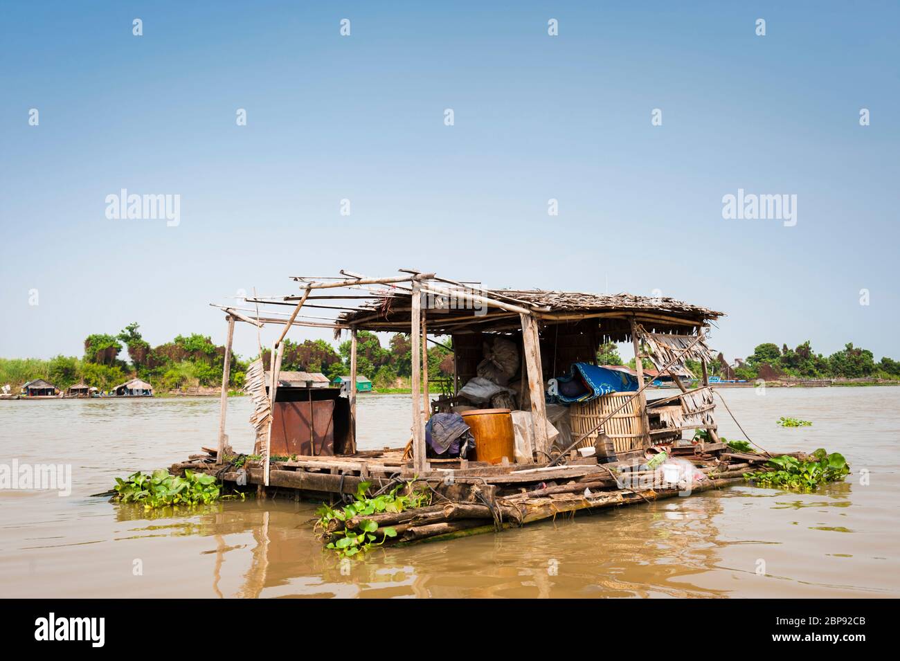 Maison flottante dans le village flottant de Kompong Chnnang, Krong Kampong Chhnang, Cambodge, Asie du Sud-est Banque D'Images
