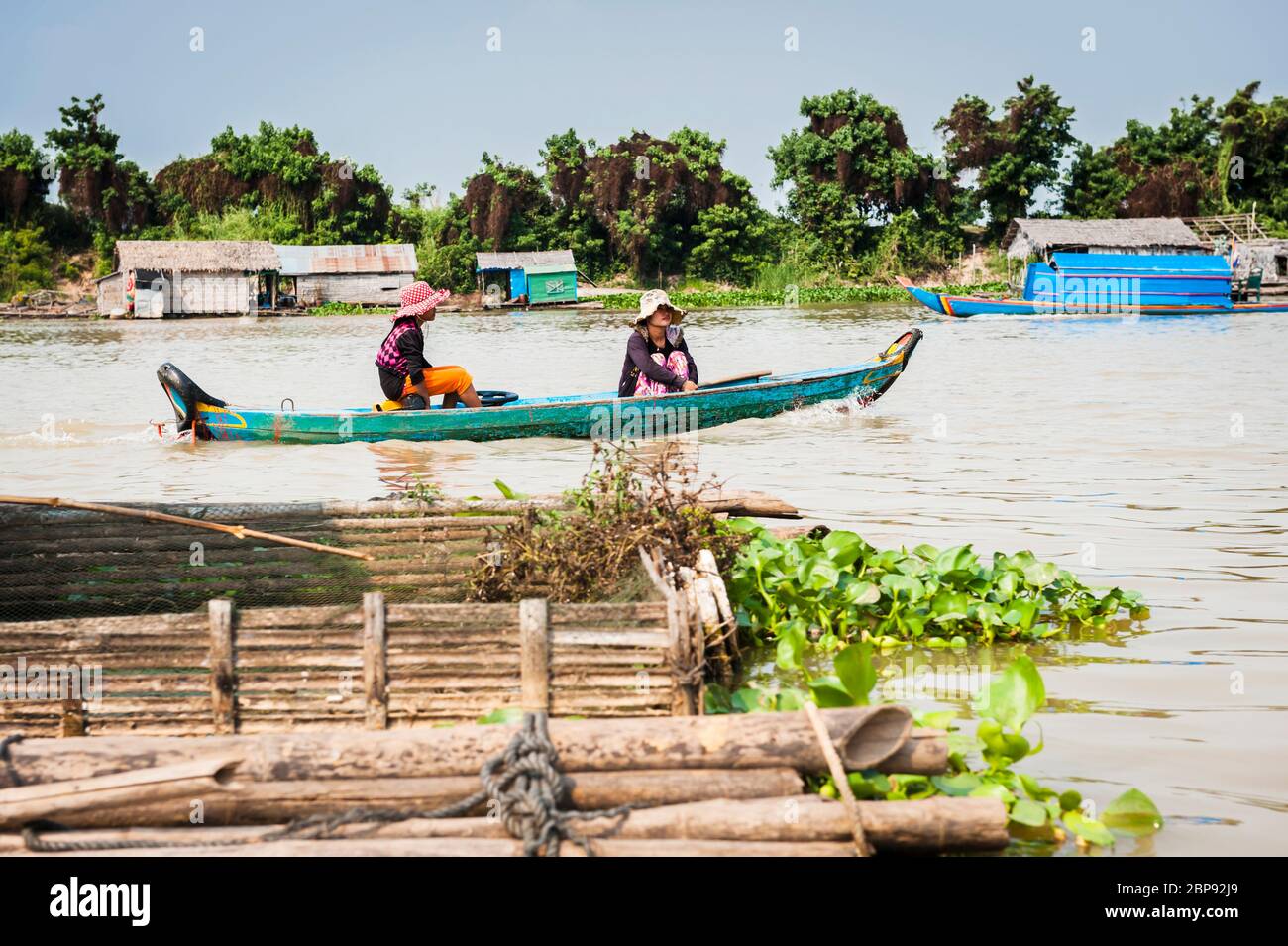 Deux femmes dans un bateau cambodgien dans le village flottant de Kompong Chnnang, Krong Kampong Chhnang, Cambodge, Asie du Sud-est Banque D'Images