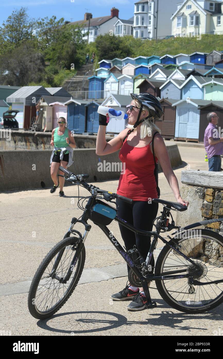 Un cycliste fait une pause de son trajet de Clacton on Sea à Walton-on-the-Naze Banque D'Images