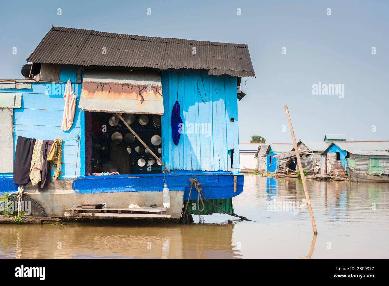 Maison flottante bleue dans le village flottant de Kompong Chnnang, Krong Kampong Chhnang, Cambodge, Asie du Sud-est Banque D'Images