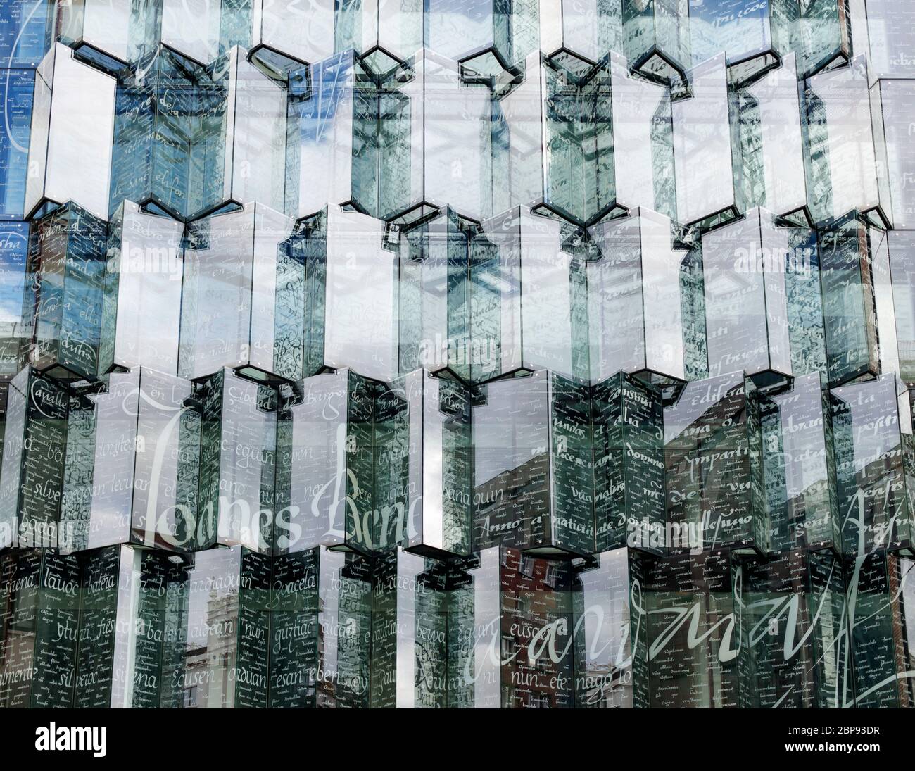 façade en verre dans un bâtiment moderne Banque D'Images