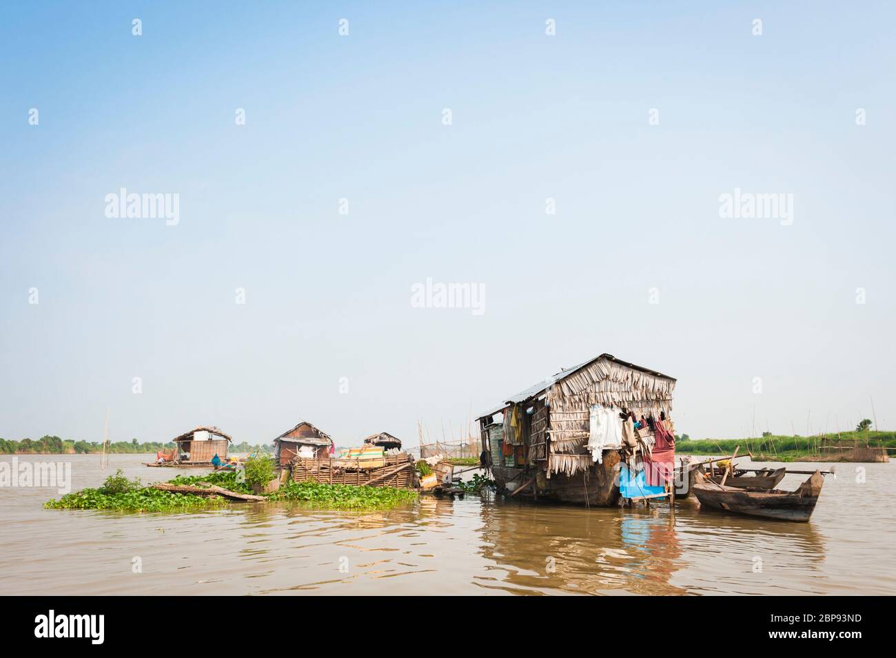 Maisons flottantes dans le village flottant de Kompong Chnnang, Krong Kampong Chhnang, Cambodge, Asie du Sud-est Banque D'Images