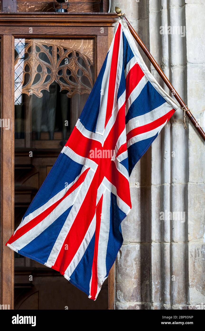 drapeau de l'union Jack à l'ancienne église St.mary's Rye East Sussex angleterre royaume-uni europe Banque D'Images