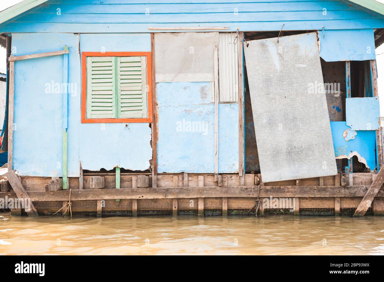 Maison flottante bleue dans le village flottant de Kompong Chnnang, Krong Kampong Chhnang, Cambodge, Asie du Sud-est Banque D'Images