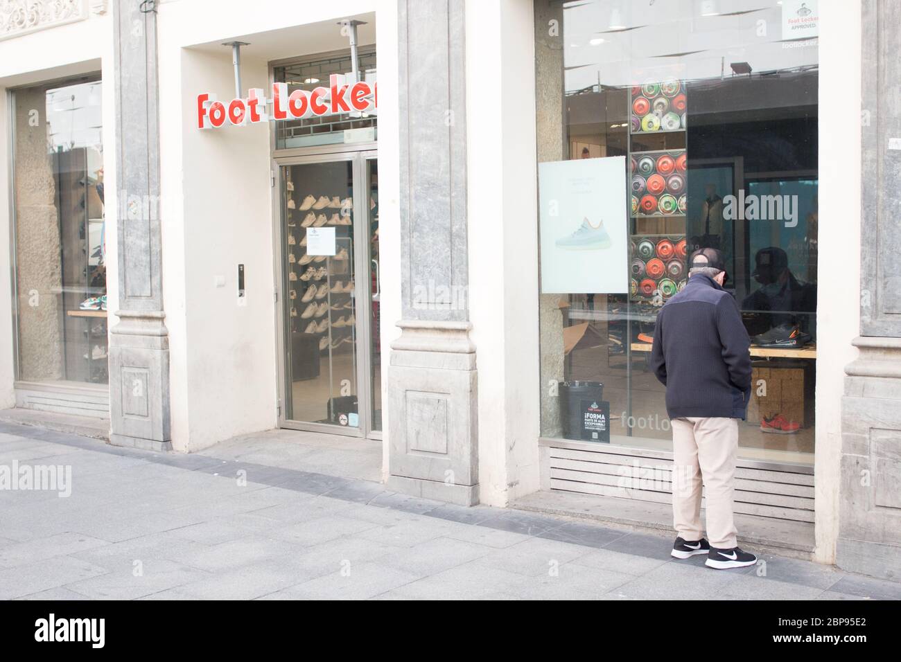 Madrid, Espagne. 18 mai 2020. Un magasin foot Locker ouvert dans la phase  0.5 à Madrid. (Photo de Jorge Gonzalez/Pacific Press) crédit: Agence de  presse du Pacifique/Alamy Live News Photo Stock - Alamy