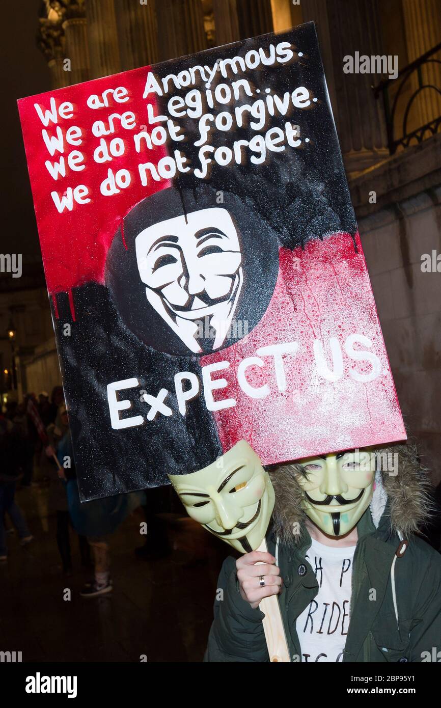 La « Marche du masque de lion » voit des manifestations porter un V pour des masques de type Vendetta Guy Fawkes et manifester contre l'austérité, la violation de l'ir civil Banque D'Images