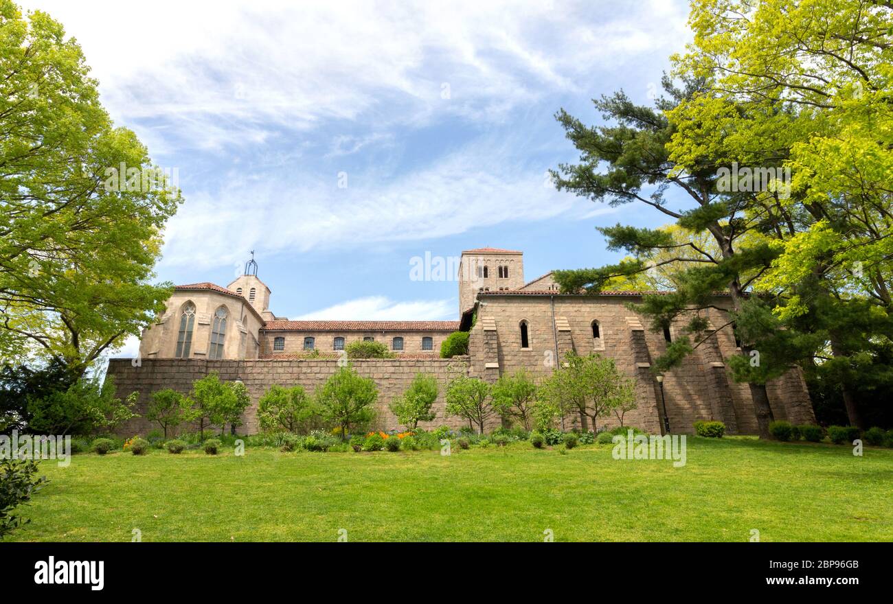 Musée des cloîtres et pelouse dans le parc fort Tryon. Le bâtiment est fait de quatre cloîtres français médiévaux démantelés et déplacés à New York dans les années 1930 Banque D'Images