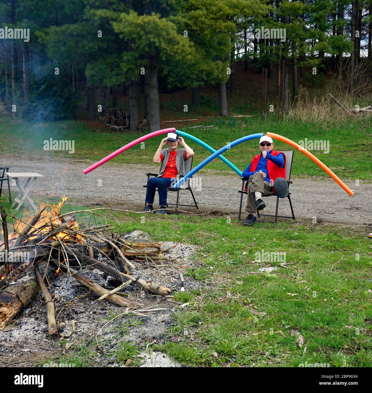 Couple en plein air de feu de camp avec distance sociale avait sur avoir le plaisir à la fête d'anniversaire sur la ferme à Erin, Ontario, Canada Banque D'Images