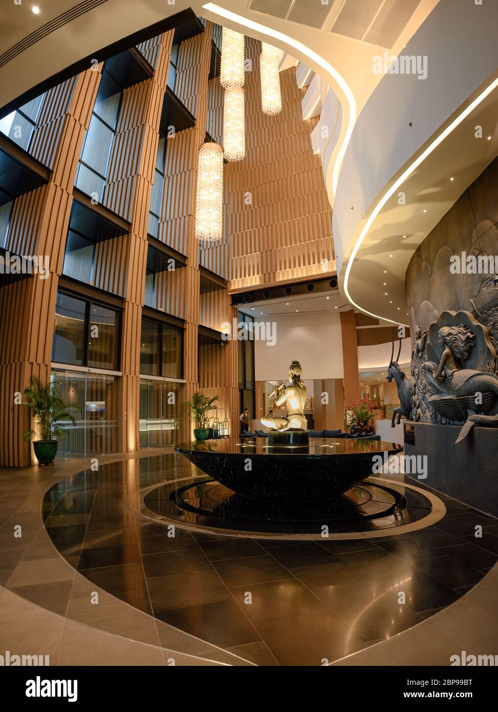 Pattaya, Thaïlande - Mai 26 2019 : intérieur de la salle de réception avec design en bois et lumière à l'entrée de l'hôtel Royal Cliff Beach Banque D'Images