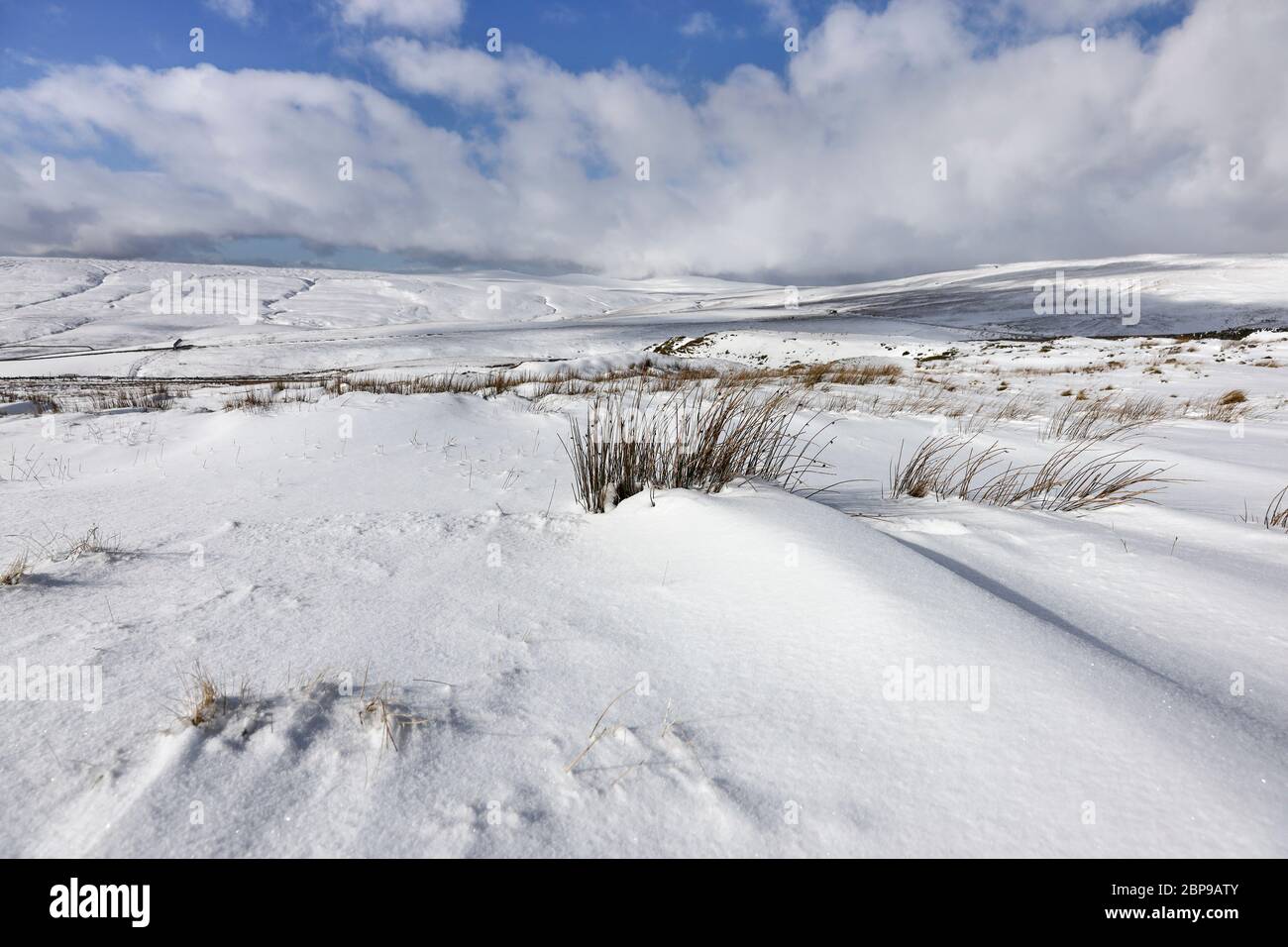 La vue vers une croix lointaine est tombée et les coquillages de Dun de Coldberry en hiver, Upper Teesdale, comté de Durham, Royaume-Uni Banque D'Images