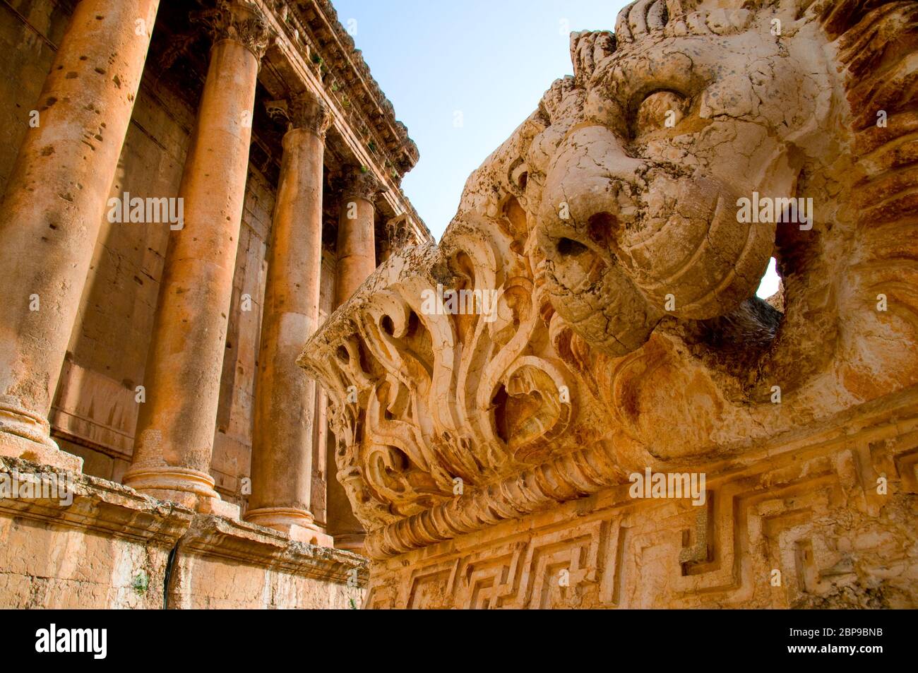 Statue de Lyon et temple de Bacchus . Site archéologique de Baalbek, site du patrimoine mondial de l'UNESCO. Vallée de la Bekaa. Liban. Banque D'Images
