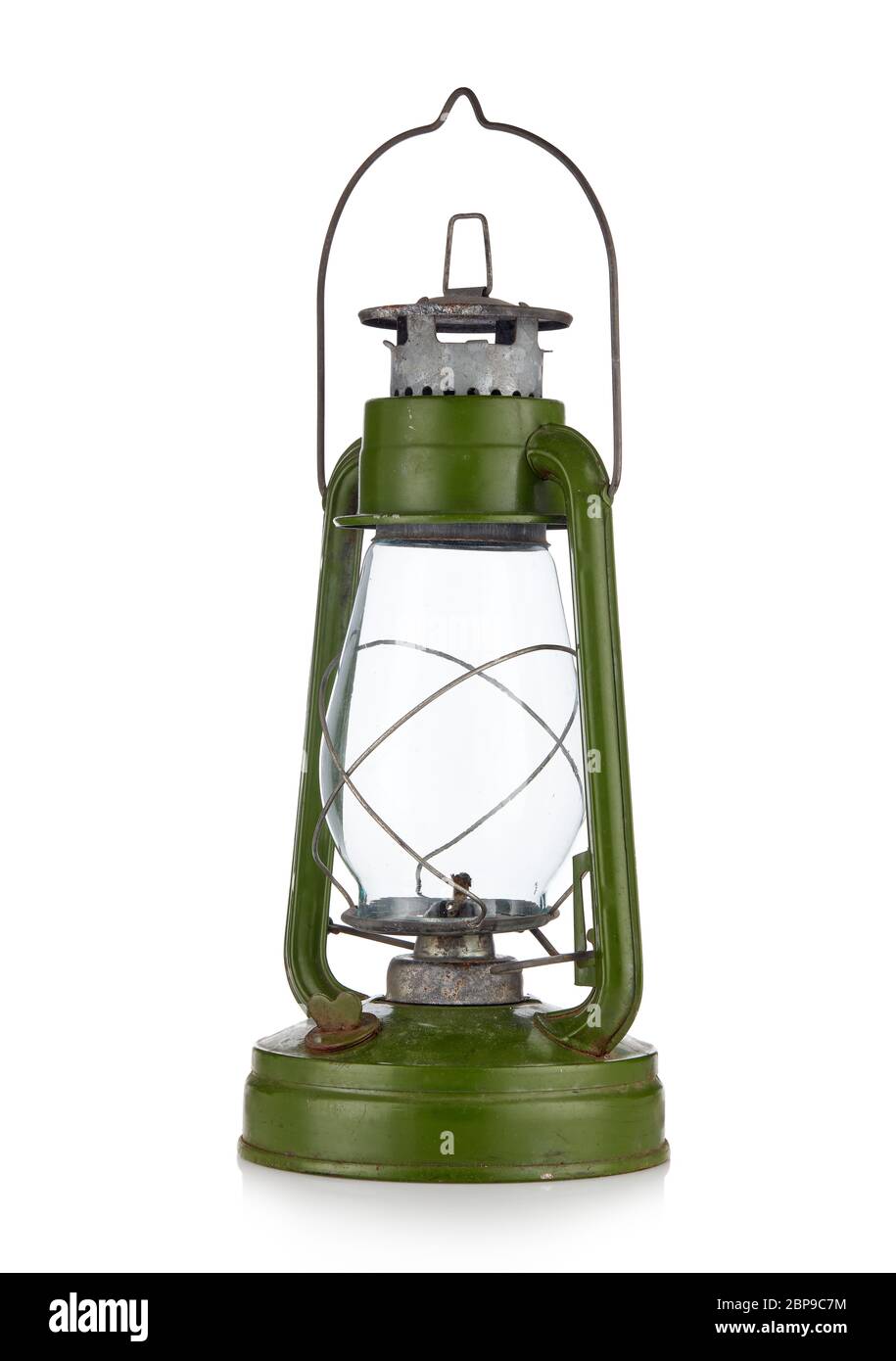 Lampe à kérosène vintage isolée sur fond blanc. Témoin d'huile en verre. Lanterne tempête. Vue diagonale Banque D'Images