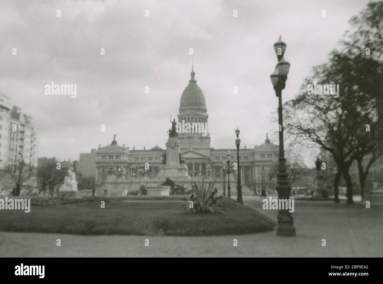 Photographie ancienne, Palais du Congrès national argentin. Le Palacio del Congreso Nacional Argentino est un bâtiment monumental des Beaux Arts et siège du Congrès national argentin. Photo prise les 6 et 8 juillet 1955 par un passager qui a débarqué d'un bateau de croisière. SOURCE : PHOTO ORIGINALE Banque D'Images