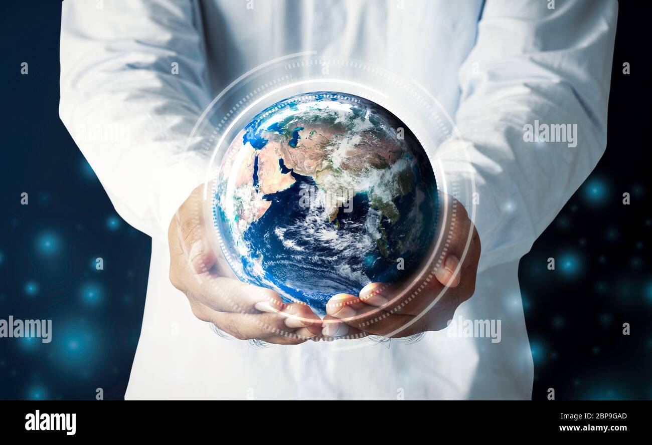 Homme d'affaires tenant main multinationale hologramme globe concept pour la responsabilité de la carte mondiale, connexion de réseau Internet de cloud, international info tech Banque D'Images
