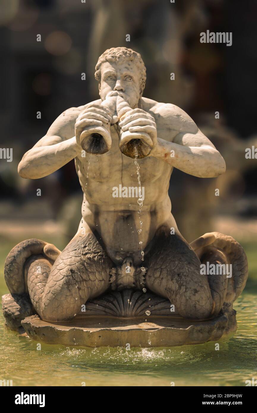 Détail d'une figure Triton soufflant dans une coque. La Fontana del Moro (Fontaine de Moor) sur la Piazza Navona, Rome Italie Europe Banque D'Images