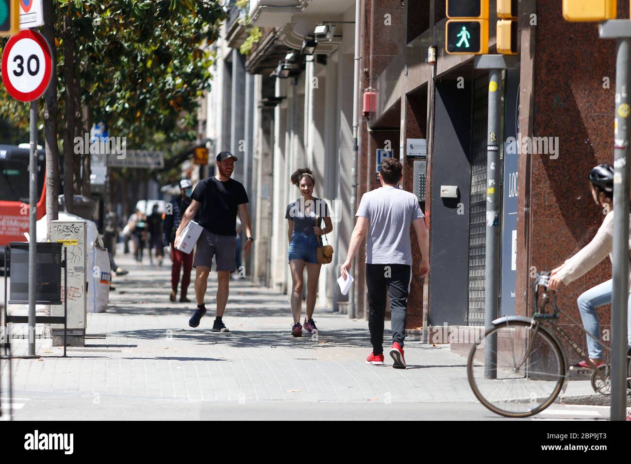 Barcelone, Espagne. 18 mai 2020. BARCELONE, ESPAGNE - MAI 18: Le jour où les petits magasins peuvent rouvrir sans rendez-vous précédent, mais avec des heures spéciales pour les personnes âgées pour les zones encore en phase 0 de réduction de l'isolement le 18 mai 2020 à Barcelone, Espagne. Photo de Elkin Cabarcas/Cordone Press Credit: CORMON PRESS/Alay Live News Banque D'Images