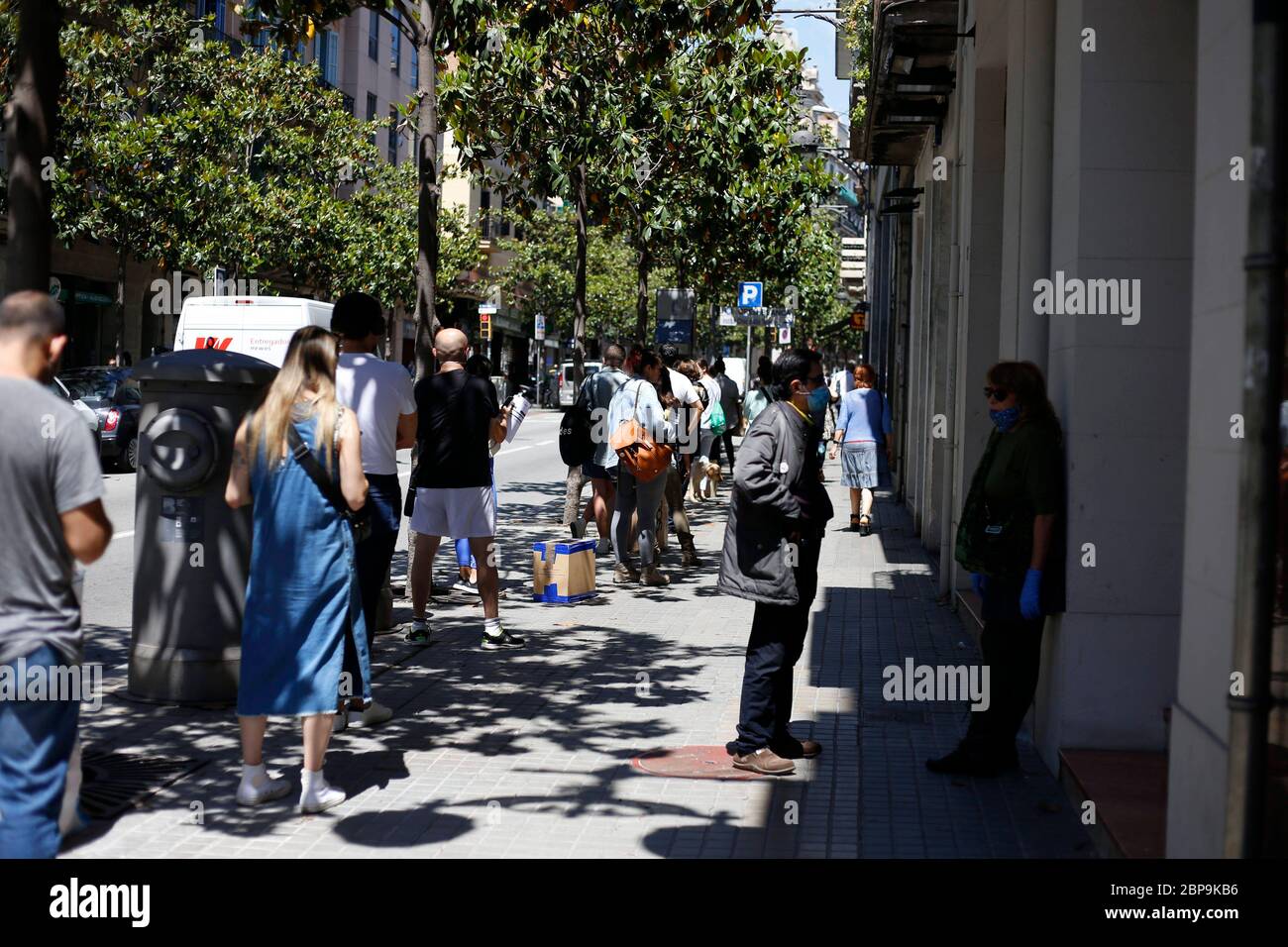 Barcelone, Espagne. 18 mai 2020. BARCELONE, ESPAGNE - MAI 18: Le jour où les petits magasins peuvent rouvrir sans rendez-vous précédent, mais avec des heures spéciales pour les personnes âgées pour les zones encore en phase 0 de réduction de l'isolement le 18 mai 2020 à Barcelone, Espagne. Photo de Elkin Cabarcas/Cordone Press Credit: CORMON PRESS/Alay Live News Banque D'Images