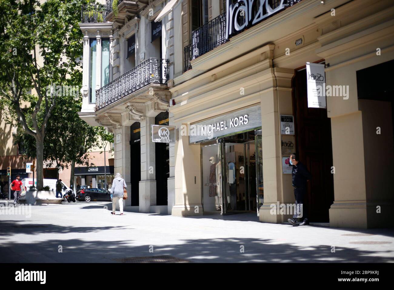 Barcelone, Espagne. 18 mai 2020. BARCELONE, ESPAGNE - MAI 18: Le jour où les petits magasins peuvent rouvrir sans rendez-vous précédent, mais avec des heures spéciales pour les personnes âgées pour les zones encore en phase 0 de réduction de l'isolement le 18 mai 2020 à Barcelone, Espagne. Photo de Elkin Cabarcas/Cordone Press Credit: CORMON PRESS/Alay Live News Banque D'Images