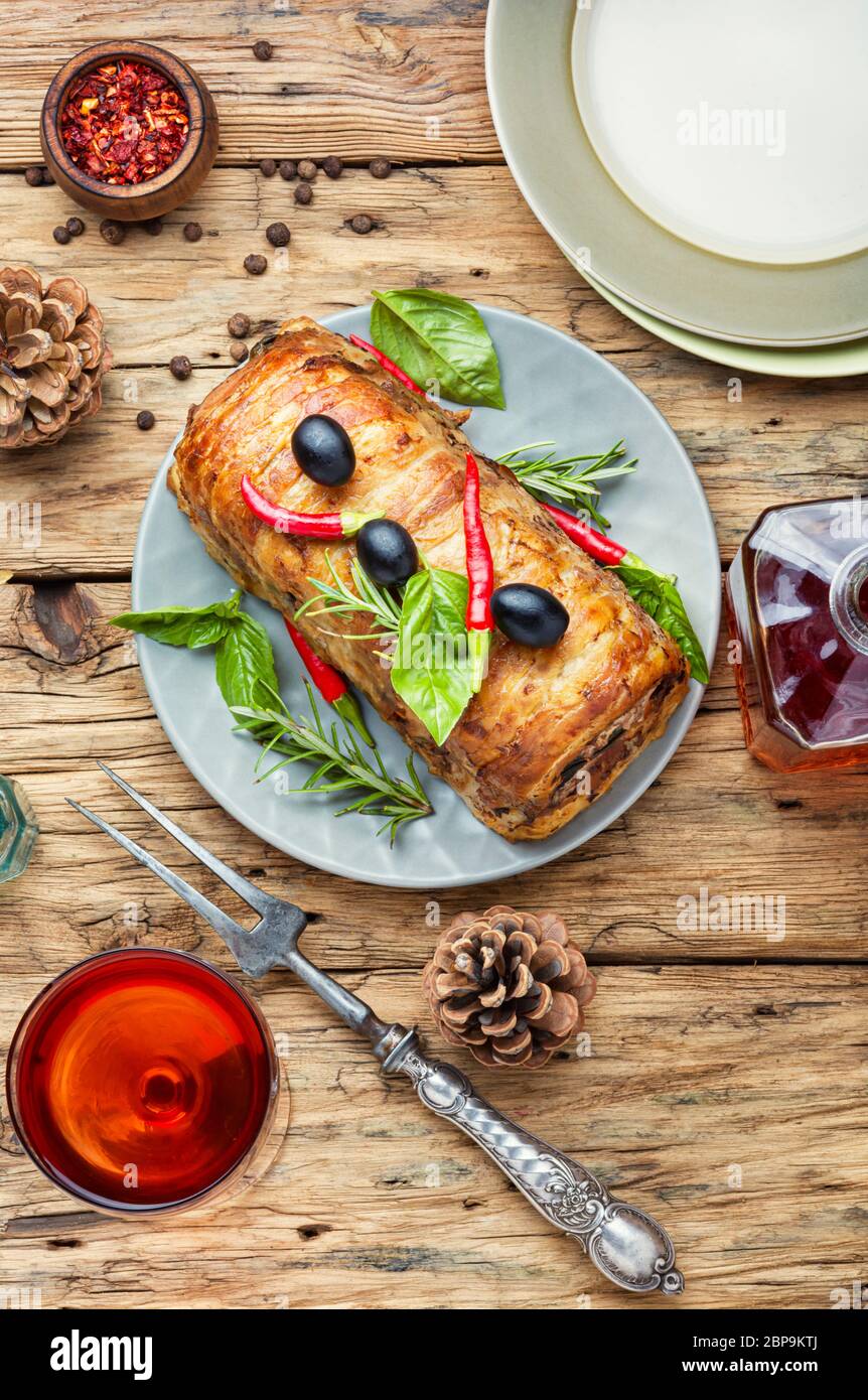 Terrine avec le bacon et la viande de dinde.French food.Noël terrine de