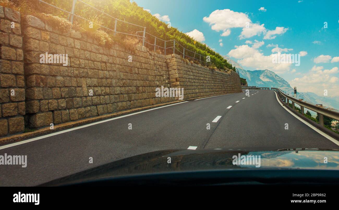 Route des Alpes pittoresque avec vue imprenable sur les sommets de Martigny en Suisse. Banque D'Images