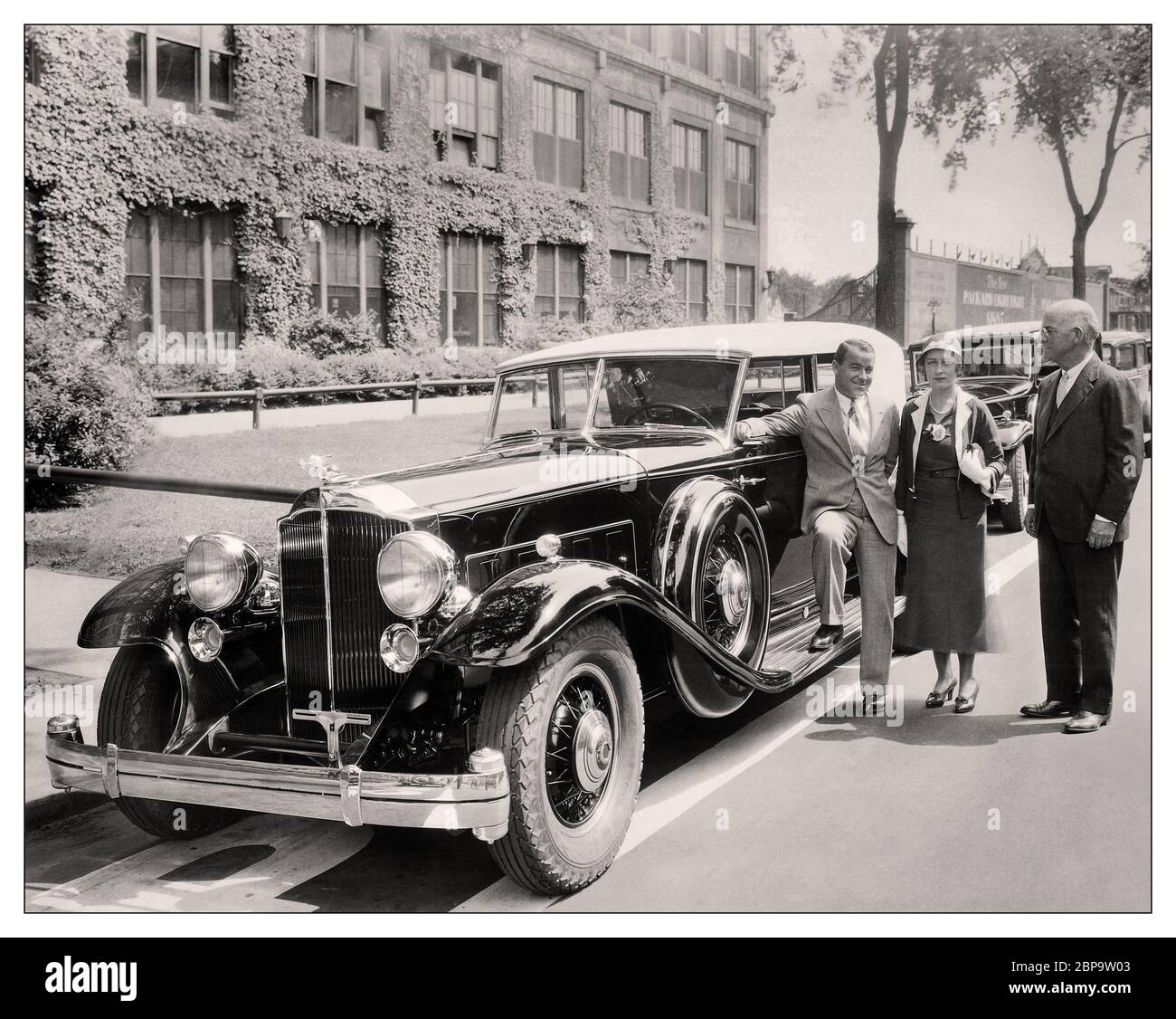 Berline cabriolet personnalisée 1932 Packard Twin six par Dietrich, Alvan Macauley Président de la société le moteur Twin six a déplacé 445.5 pouces cubes et produit 160 chevaux de frein à seulement 3,200 tr/min. C'était le travail du designer Cornelius Van Ranst, dont le CV comprenait l'innovant Cord L-29. Banque D'Images