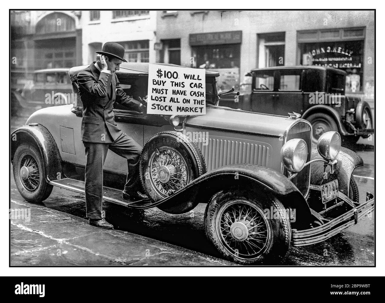 1900 Wall STREET CRASH VOITURE VINTAGE VENTE The Wall Street Crash financier de 1929 Archive New York Wall Street USA avec cet homme d'affaires urbain spéculateur essayant de vendre sa voiture pour $100 argent comptant ayant perdu tout sur le marché boursier Banque D'Images