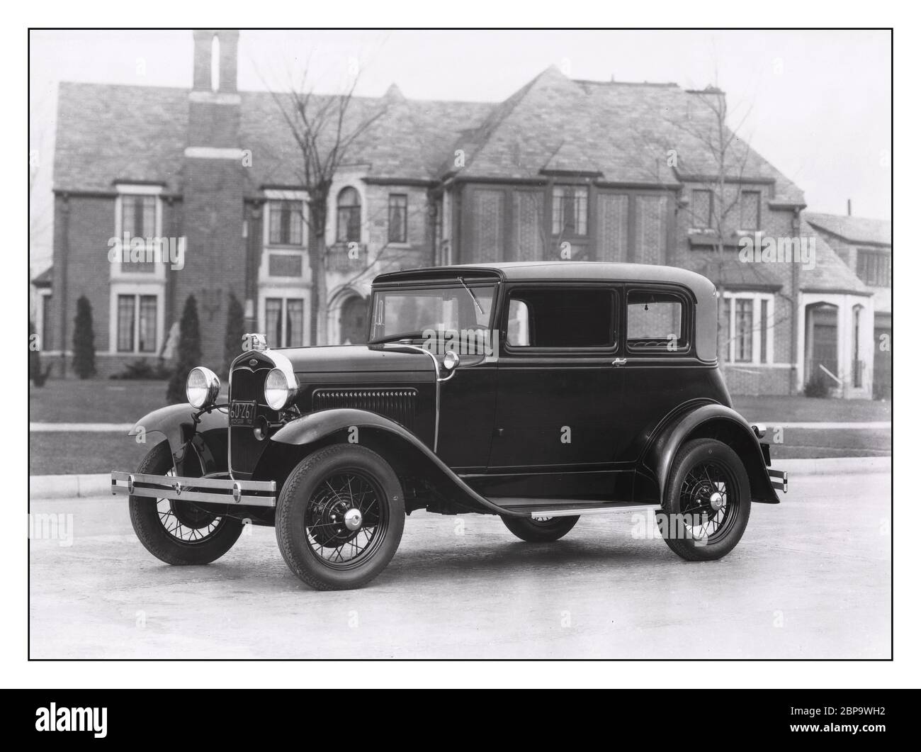 1931 Ford Model A Victoria archive historique vintage voiture des années 1930 le Ford modèle A (également appelé le A-Model Ford ou a, a été le deuxième succès de la Ford Motor Company sur le marché après son prédécesseur, le modèle T. produit le 20 octobre 1927, Mais pas introduit jusqu'au 2 décembre, il a remplacé le vénérable modèle T, qui avait été produit depuis 18 ans. Ce nouveau modèle A (un ancien modèle avait utilisé le nom en 1903–04) a été désigné modèle 1928 et était disponible en quatre couleurs standard. Banque D'Images