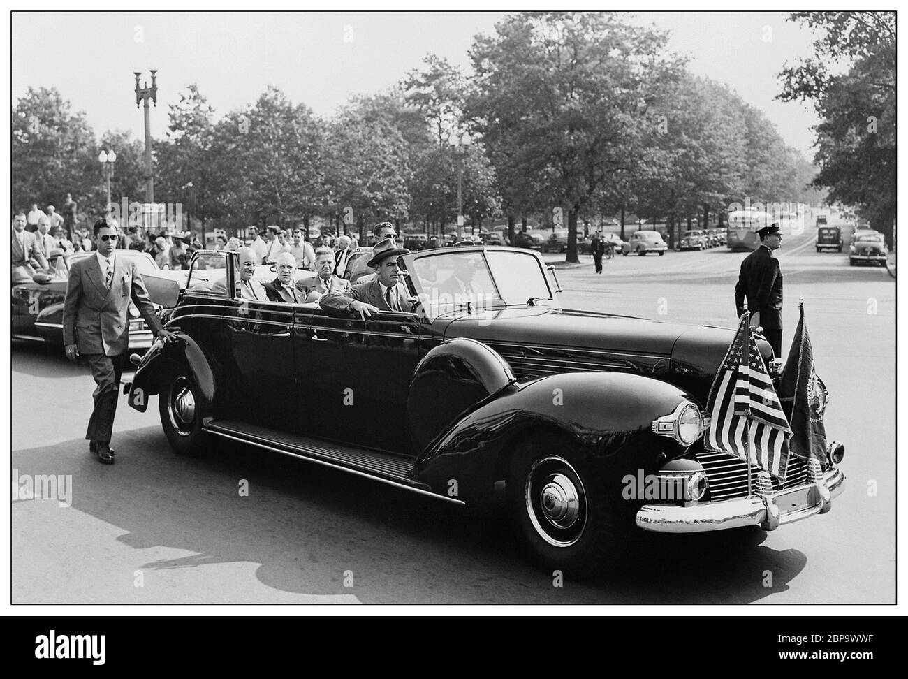 Archive 1939 Lincoln K-série voiture "Sunshine Special" avec le président Franklin D. Roosevelt. Jusqu’à l’administration FDR, les armures des voitures présidentielles n’étaient pas monnaie courante. Cependant, après les attaques sur Pearl Harbor, la série K de Roosevelt a reçu des fenêtres à l'épreuve des balles et des armures. A part cela, les seules véritables modifications comprenaient des panneaux de signalisation pour le service secret et quelques feux de détresse et sirènes. Banque D'Images