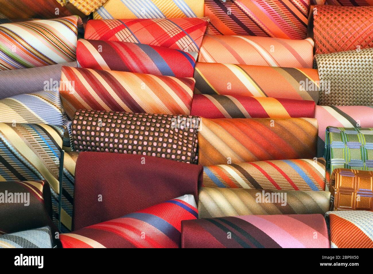 Collection de cravates colorées dans la boutique de vêtements pour Homme  Photo Stock - Alamy
