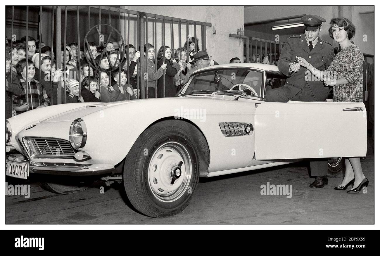 Archive Elvis Presley prendre les clés d'un coupé blanc BMW 507 2 portes Elvis aurait pris livraison de son 507 pendant son service avec l'armée américaine alors qu'il était en poste en Allemagne. années 1950 Banque D'Images