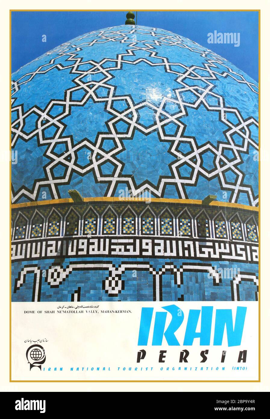 Iran Moyen-Orient affiche de voyage d'archives vintage publiée par l'Organisation nationale du tourisme d'Iran (INTO) et présentant une photographie d'Asad Behroozan du Dôme de Shah ne'Motollah Vally dans la ville de Mahan-Kerman en Iran. Le sanctuaire Shah Nematollah Vali est un complexe historique qui contient le mausolée de Shah Nematollah Vali, le célèbre poète et mystique iranien décédé en 1431 à plus de 100 ans. En 1436, un sanctuaire fut érigé en son honneur et devint un lieu de pèlerinage. Imprimé par Offset Press Inc., Téhéran, Iran. années 1960, Banque D'Images