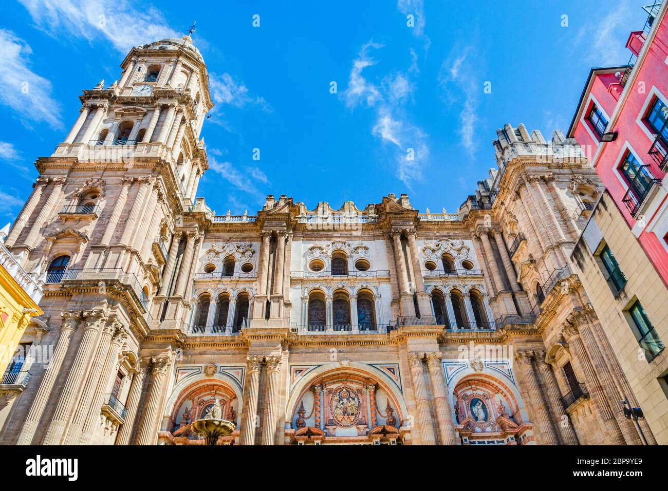 Malaga, Espagne : façade de la cathédrale de Malaga, vue vers le haut. Banque D'Images
