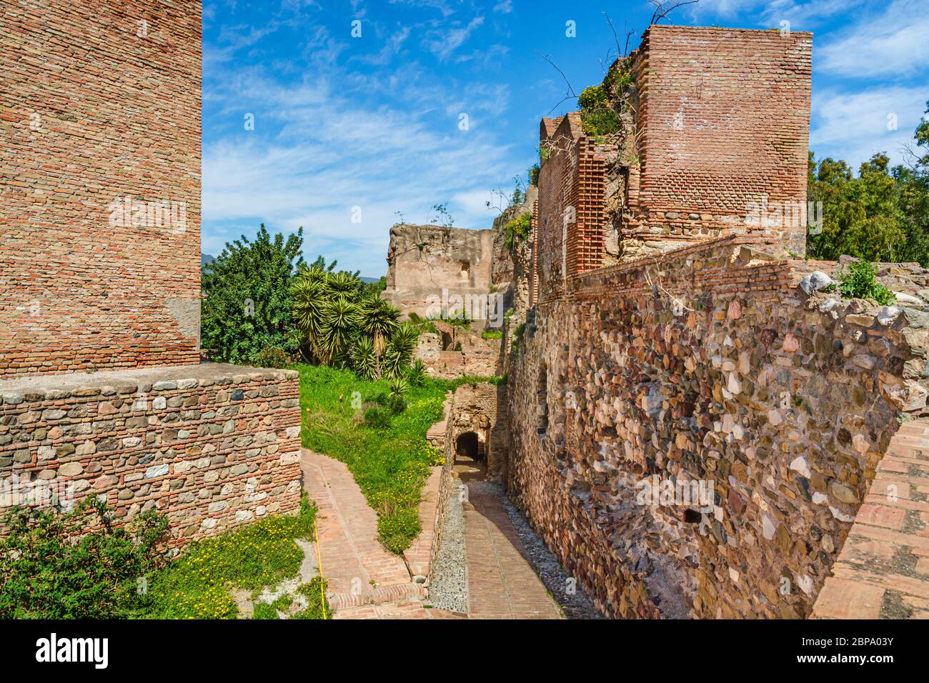 Malaga, Espagne - 11 mars 2017 : chemin à l'intérieur des murs de la fortification palatiale de l'Alcazaba de Malaga. Banque D'Images