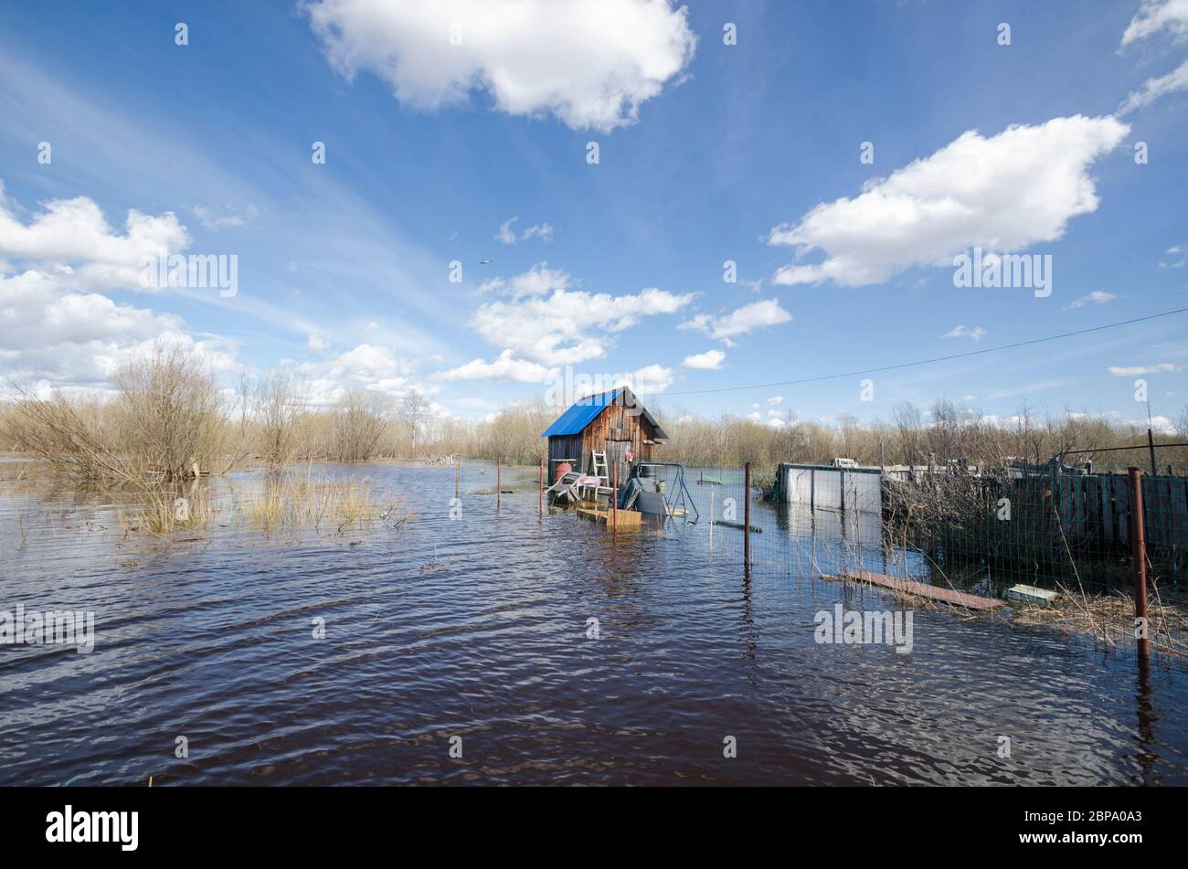 Haute eau en Russie. Bâtiments résidentiels inondés et bâtiments agricoles. Russie, région d'Arkhangelsk Banque D'Images