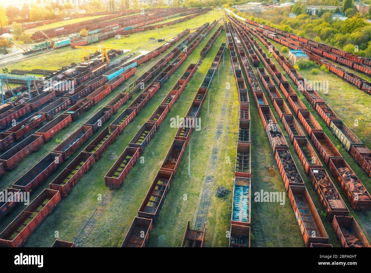 Vue aérienne des trains de marchandises. Vue de dessus des vieux wagons rouillés Banque D'Images